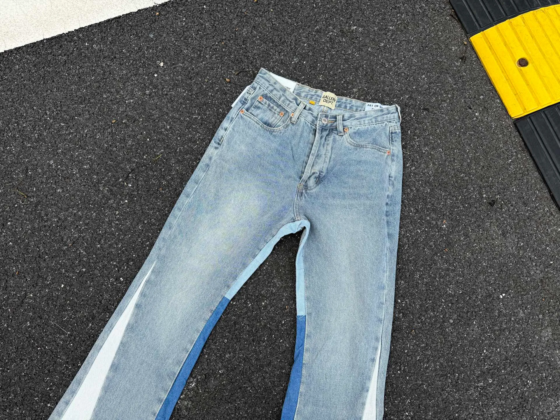 P246💰G11 GALLERY DEPT. Denim bell-bottoms, washed and distressed spliced ​​jeans. GALLERY is attracted by these bell-bottoms. Whether it is a reset of Carhartt or Levis, it creates a strong brand style. Since these pants are modified from rare vintage, the production capacity is limited. Therefore, after many icons wore them, these pants were once hard to find. Later, perhaps due to the improvement of GD's business in the past two years and the expansion of production lines, the brand itself lowered the price, so I can't wait any longer for these pants this year and will definitely buy them. During the process of the denim washing plant, the owner of the washing plant helped introduce a boss who had worked for Levi's foundry and started his own business. This also paved the way for the following styles. Therefore, Levi's remodeled single product for the base plate is really familiar. Whether it is the fabrics supplied or the lathes used in production, there is nothing to choose from. -Color: blue -Size: S-XXL (corresponding to 28-36)